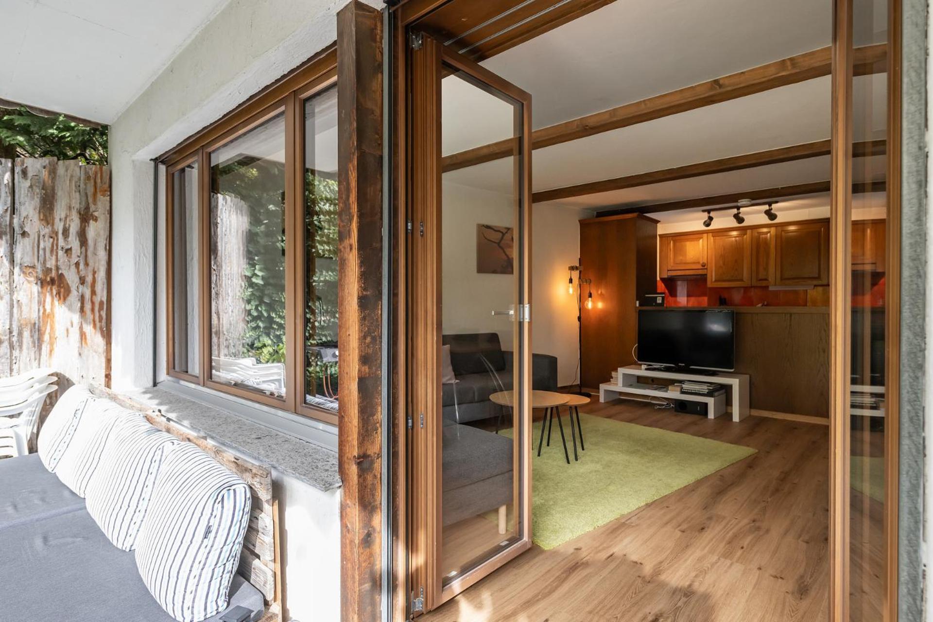 Half With Garden & Balcony - 2' To Bus Apartment