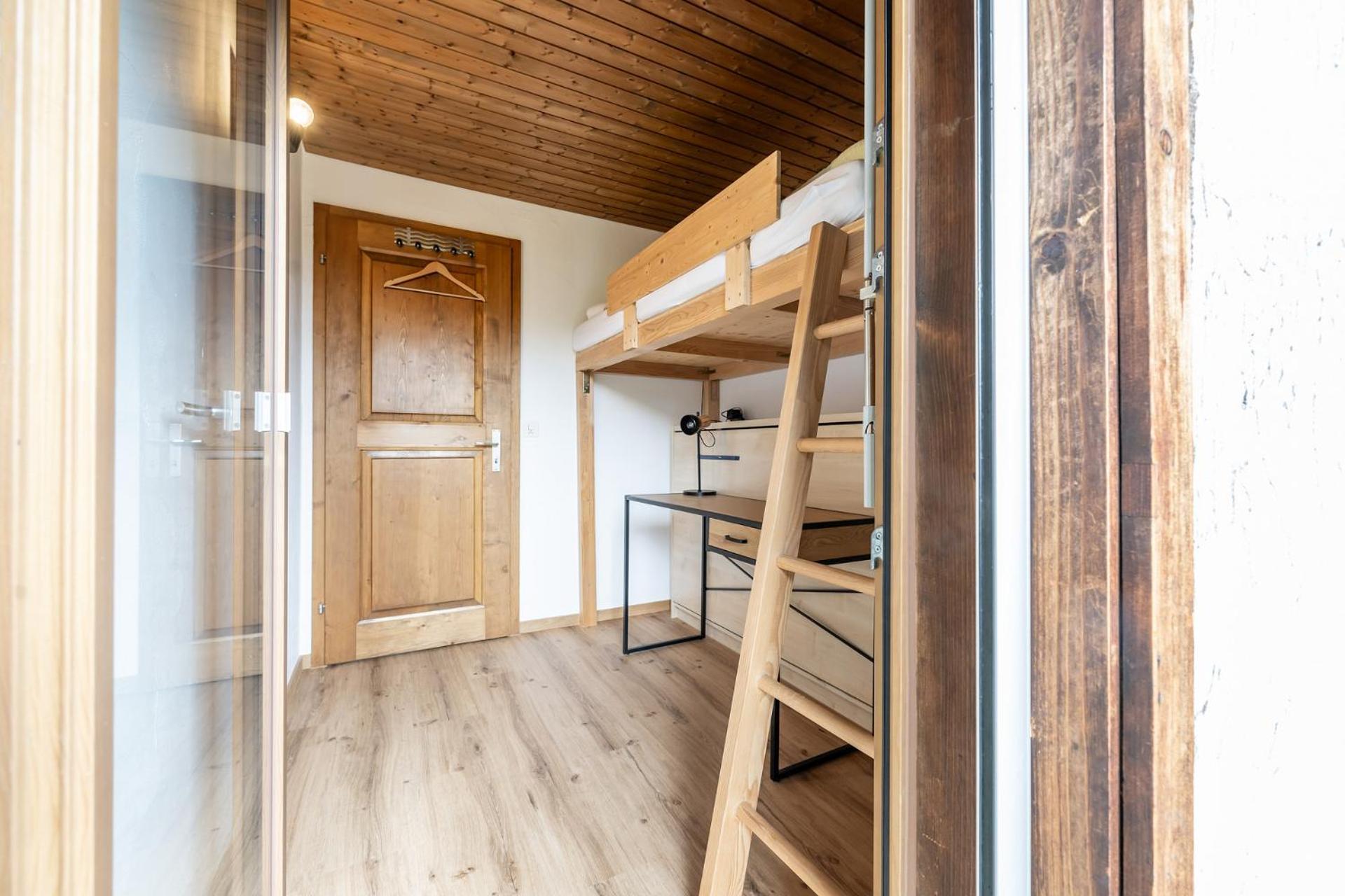 Half With Garden & Balcony - 2' To Bus