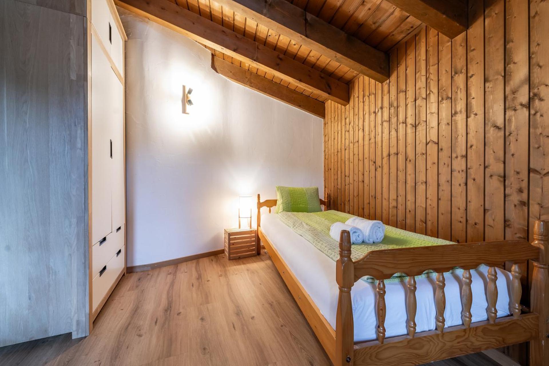 Half With Garden & Balcony - 2' To Bus Apartment *